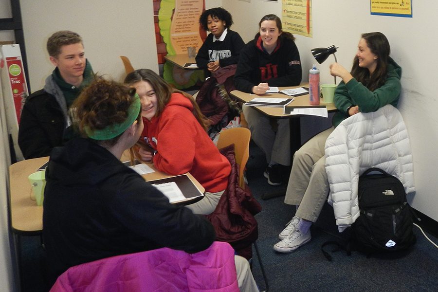 Seniors go through Writing Center training session