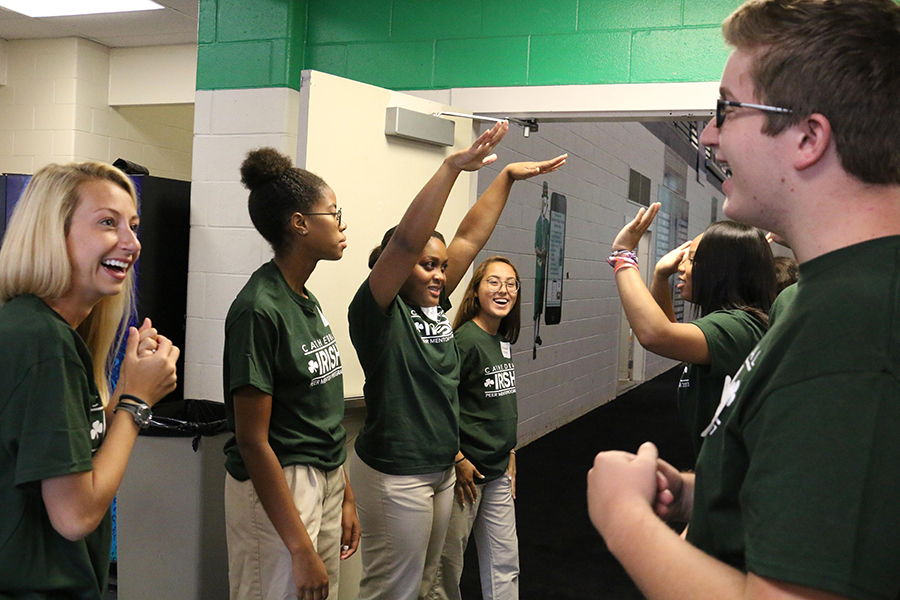 Senior peer mentors prepare to greet members of the Class of 2021 during freshman orientation. As the first quarter comes to an end, senior offered freshman advice for experiencing a successful first year. 