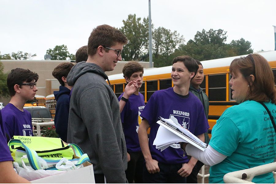 During the day of service on Sept. 14, Mrs. Shannon Fox '80 directs students to their buses. 