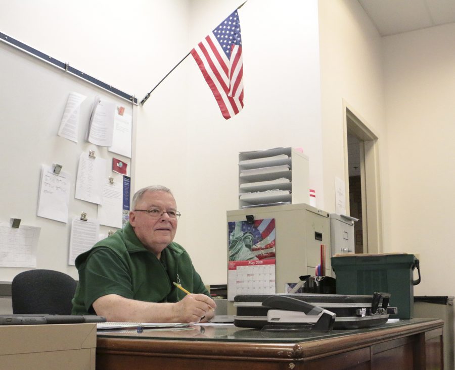 English teacher Mr. Joe Vollmer ’66 oversees one of his final composition classes during C period on May 8.