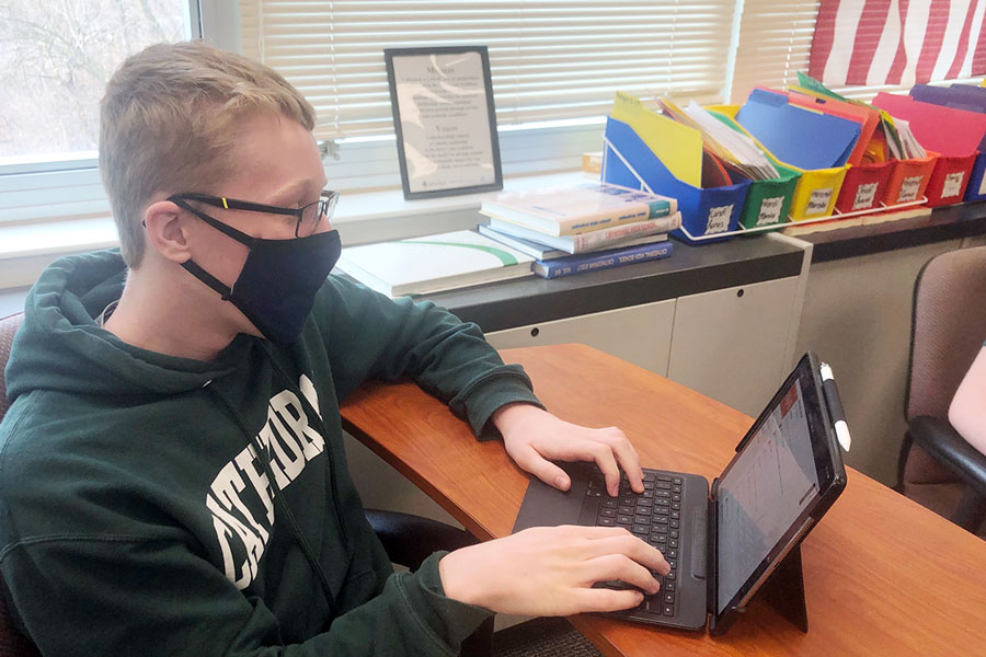 Sophomore Ben Dravis completes an assignment in Mrs. Kathy Darnell's E period Spanish class. 