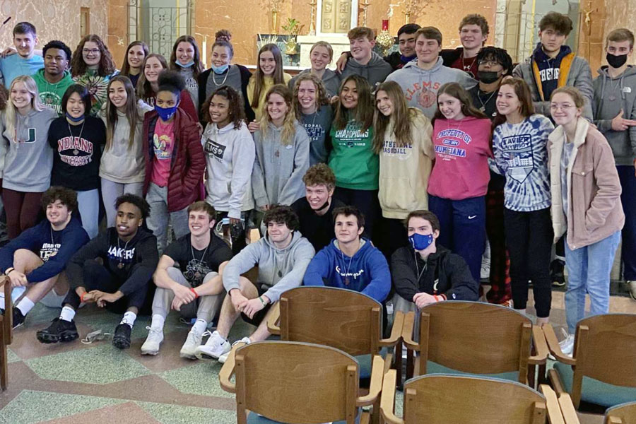 Seniors who attended the retreat in February gather before returning to campus. 