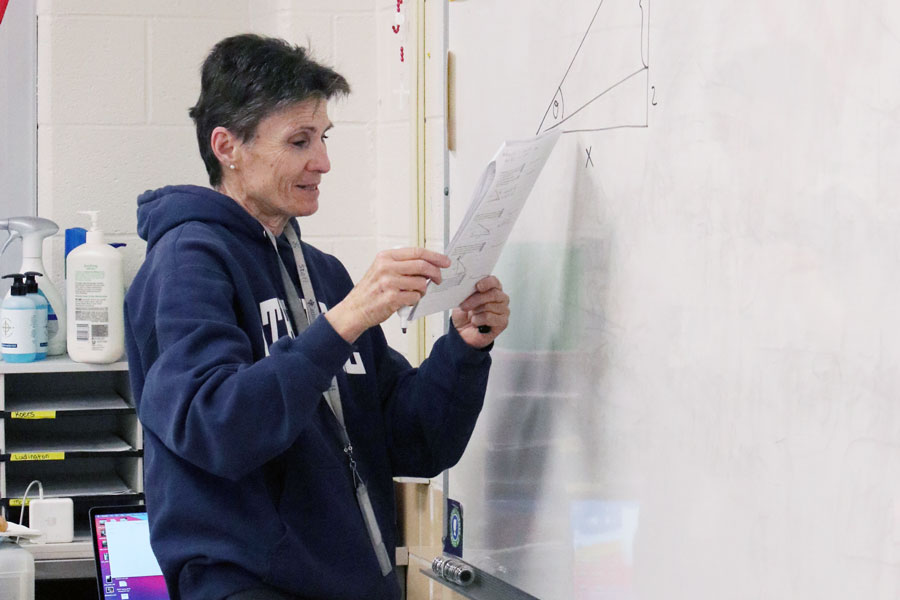 Mrs. Lisa Ford instructs a math class during E period on Feb. 2. Ford and Mrs. Elizabeth Wissler serve as the co-moderators of the National Honor Society. 