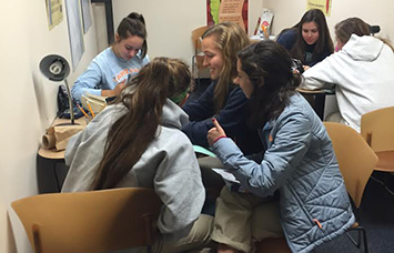 Seniors Sofia Alatorre, Molly Beatty, Annie Bingle, Anna Flood, Lizzy Jensen and Camryn Wylam work in the writing center on Nov. 10 during flex. 